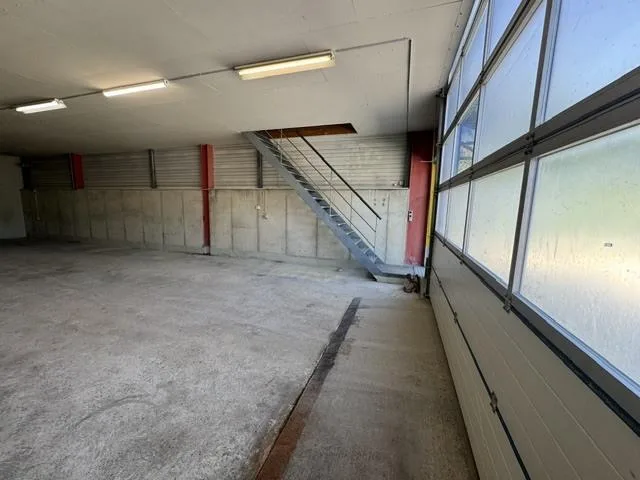 Local commercial de 385m2, zone industrielle – photo 6 of 10