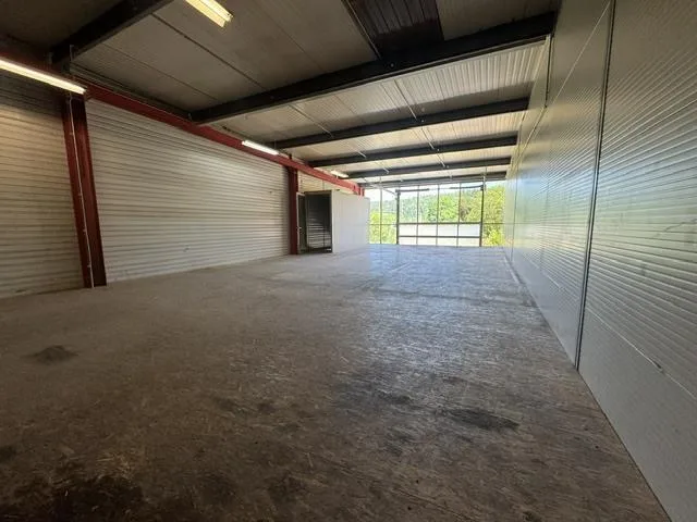 Local commercial de 385m2, zone industrielle – photo 9 of 10