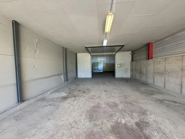 Local commercial de 385m2, zone industrielle – photo 7 of 10