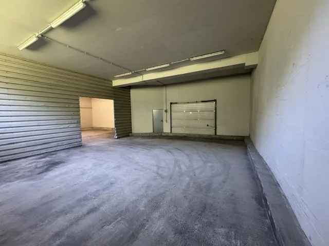 Local commercial de 385m2, zone industrielle