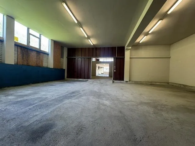 Local commercial de 385m2, zone industrielle