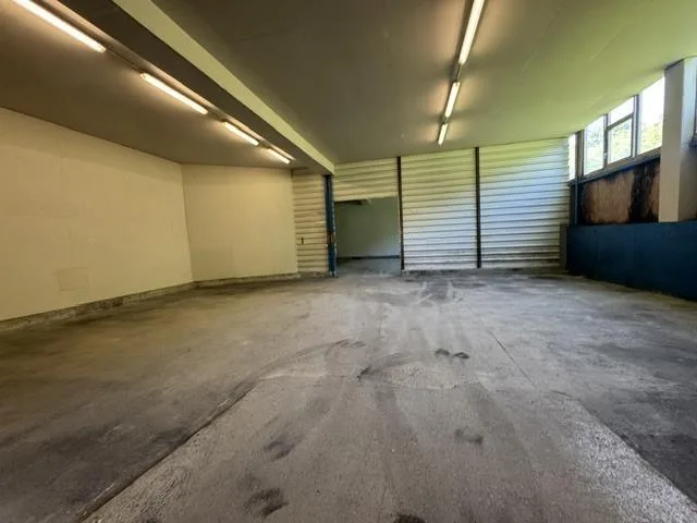 Local commercial de 385m2, zone industrielle