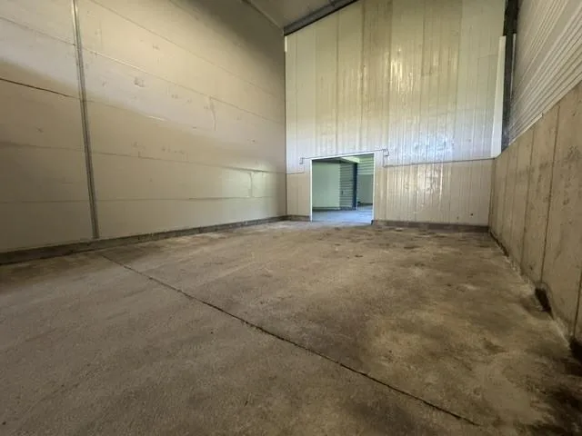 Local commercial de 385m2, zone industrielle – photo 8 of 10