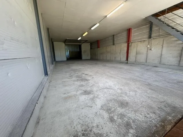 Local commercial de 385m2, zone industrielle