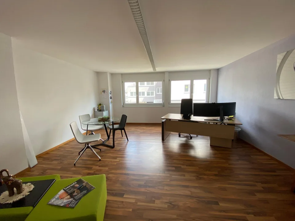 Ampio spazio commerciale con balcone a Zuzwil SG – foto 6 di 12
