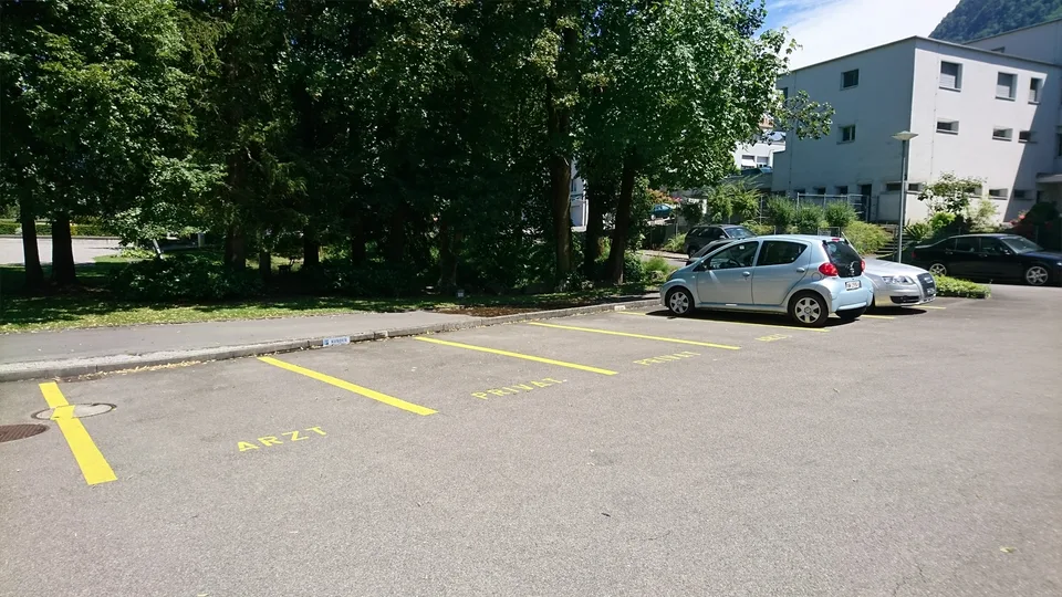 ungedeckter Parkplatz