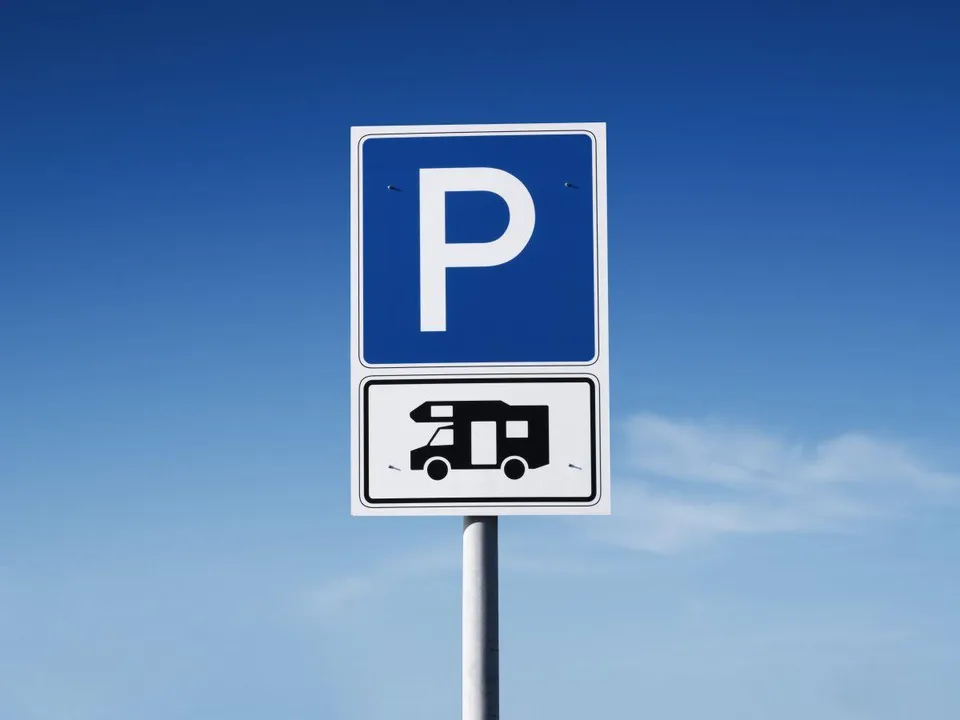 Diverse gedeckte Abstellplätze für Wohnmobile etc.
