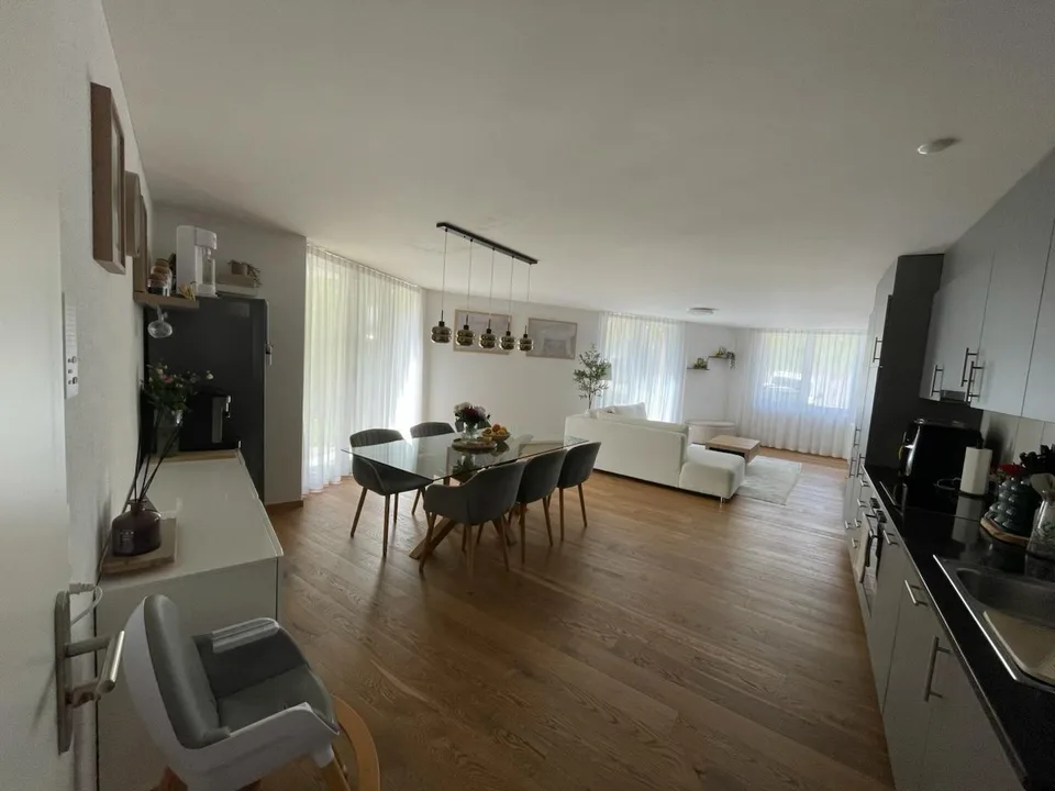 Moderne 4.5 - Zimmerwohnung mit Sitzplatz zu vermieten