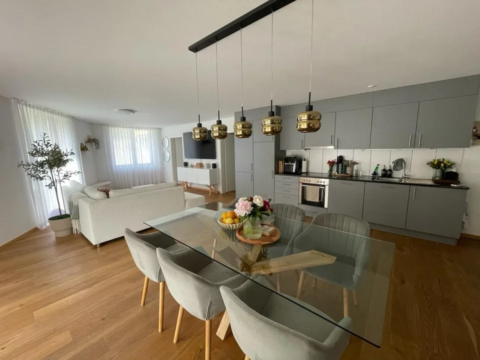 Moderne 4.5 - Zimmerwohnung mit Sitzplatz zu vermieten