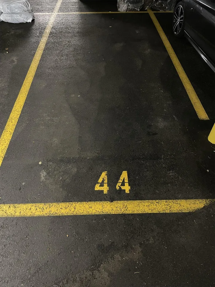Einstellplatz in moderner Tiefgarage im Zentrum von Rüti zu vermieten