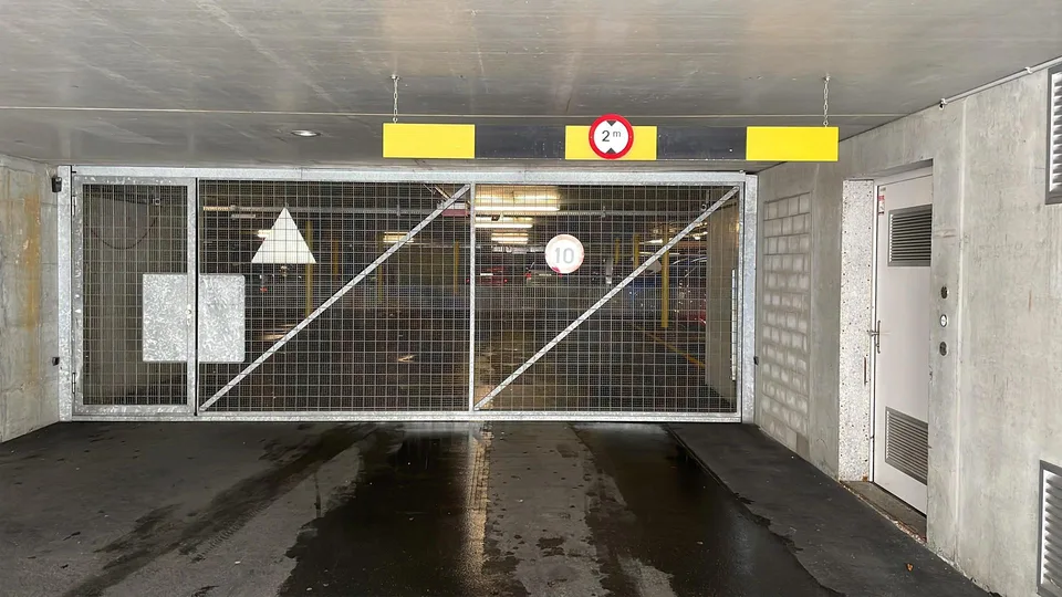 Einstellplatz in moderner Tiefgarage im Zentrum von Rüti zu vermieten