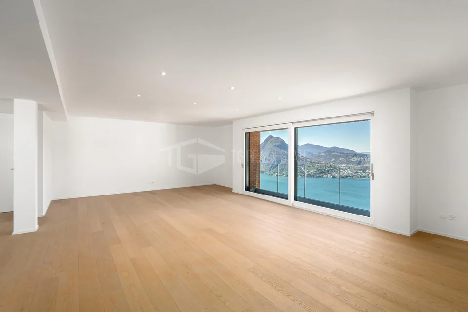 MAGNIFICA VILLA CON GIARDINO E VISTA LAGO