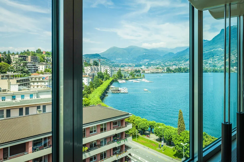 UFFICIO DI RAPPRESENTAZA CON VISTA LAGO