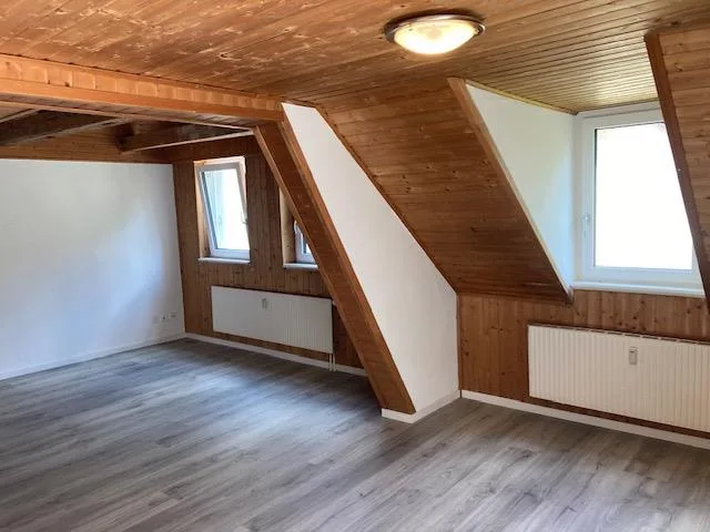 Frisch renovierte Dachwohnung