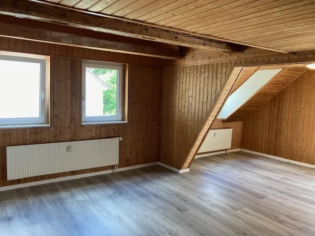 Frisch renovierte Dachwohnung