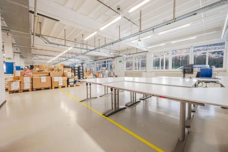 Large modular and divisible commercial space | Grosszügige modulare...