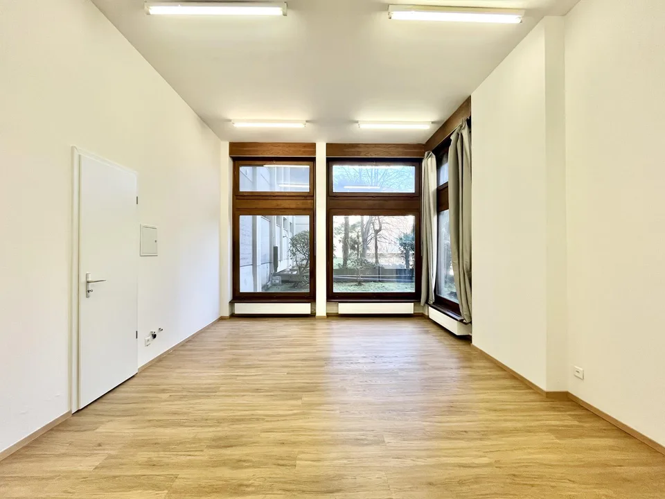 AFFITTASI UFFICIO DI 65 MQ CON AMPIE VETRINE A LUGANO LORETO