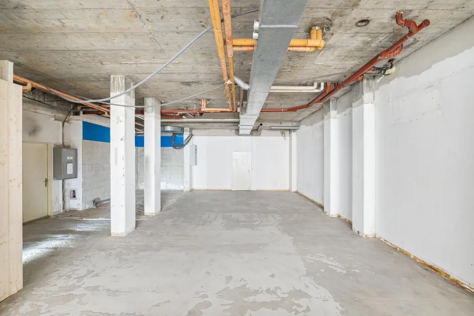 An bester Lage: 145.5m2 bezugsbereite Laden-/Bürofläche