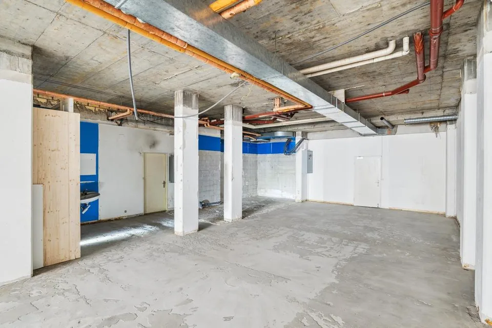 An bester Lage: 145.5m2 bezugsbereite Laden-/Bürofläche