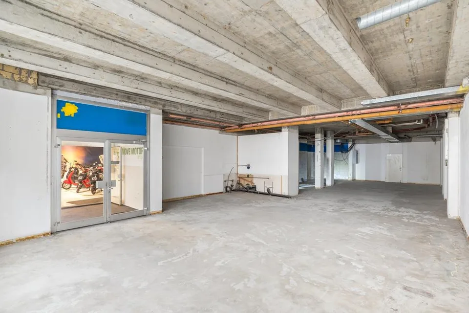An bester Lage: 145.5m2 bezugsbereite Laden-/Bürofläche