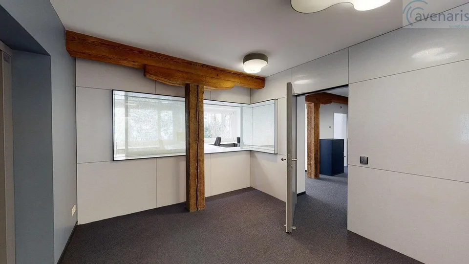 Modernes Privatbüro mit umfassender Rundum-Infrastruktur