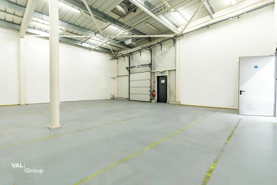 Moderne Gewerbehalle im Fachmarkt «Dreispitz»