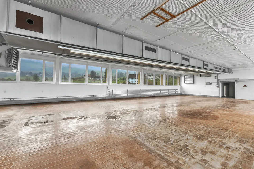 Grosszügige Gewerbehalle im 1. OG zu mieten