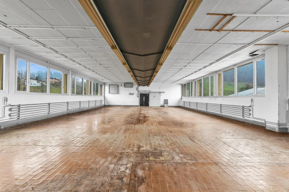 Grosszügige Gewerbehalle im 1. OG zu mieten