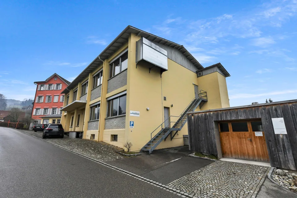 Grosszügige Produktions- und Gewerbehalle zu mieten