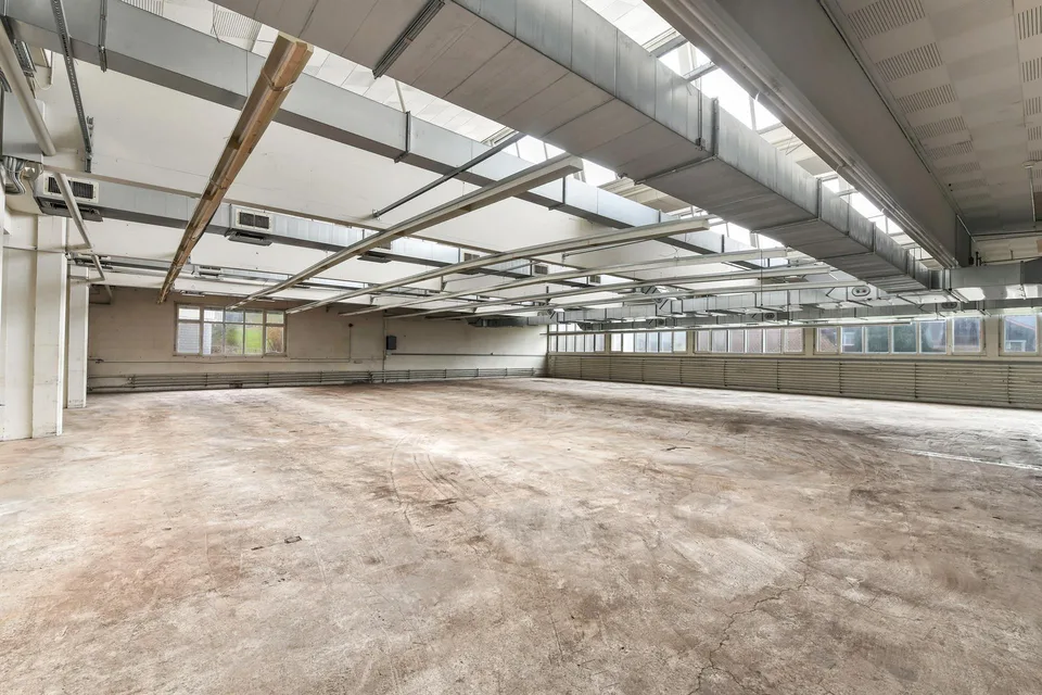 Grosszügige Produktions- und Gewerbehalle zu mieten