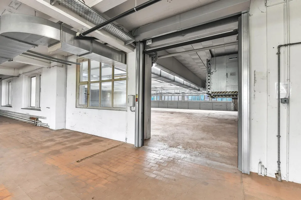 Grosszügige Produktions- und Gewerbehalle zu mieten