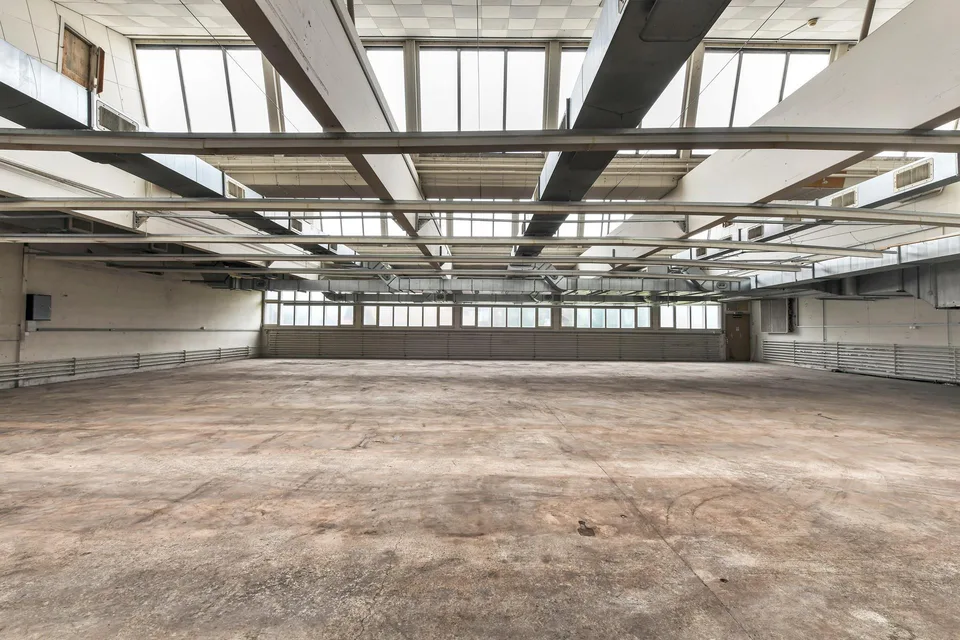 Grosszügige Produktions- und Gewerbehalle zu mieten
