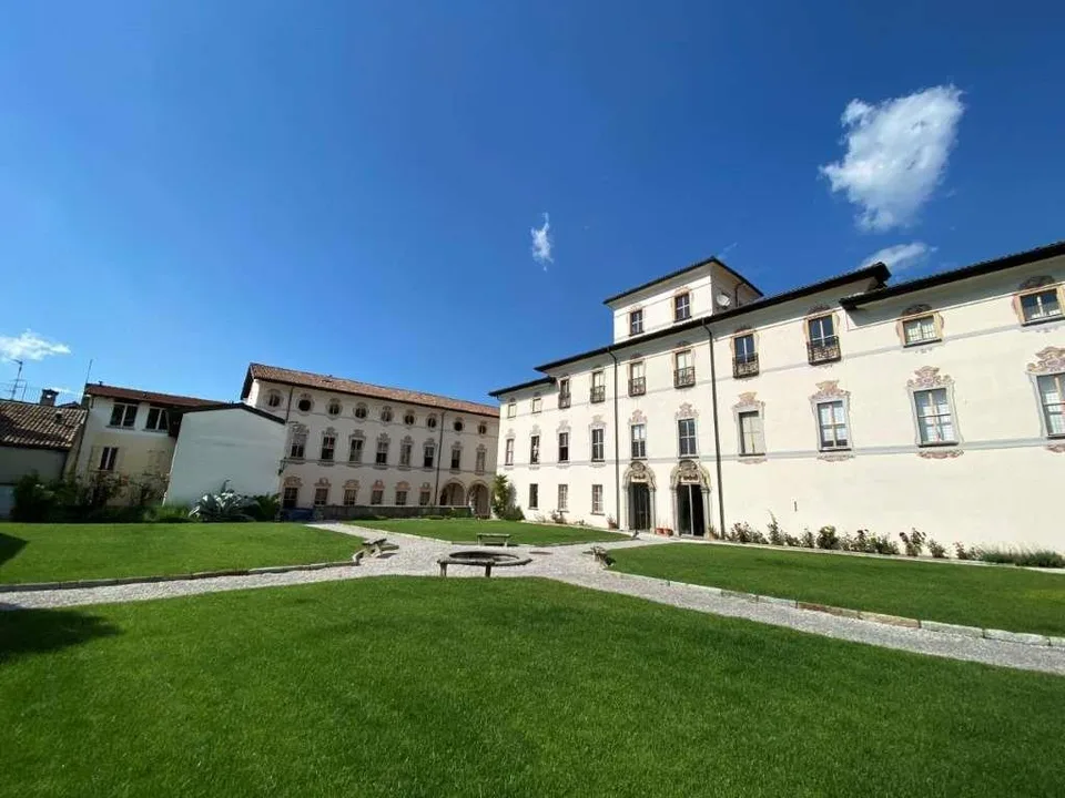 MENDRISIO: LUMINOSO UFFICIO IN CENTRO - Palazzo Pollini