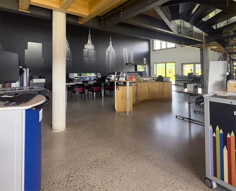 Vielseitige Gewerbefläche in Jegenstorf: Heller Showroom mit ca. 23...