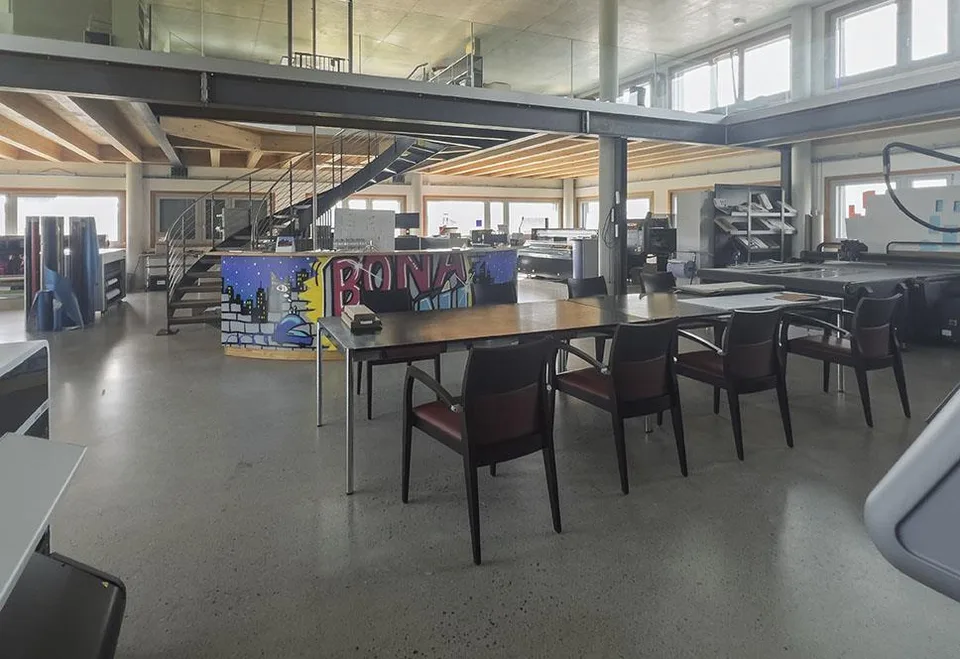 Vielseitige Gewerbefläche in Jegenstorf: Heller Showroom mit ca. 23...