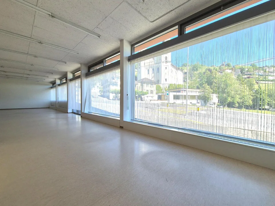 Geschäftslokal mit grosser Schaufenster-Front