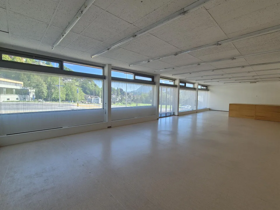 Geschäftslokal mit grosser Schaufenster-Front