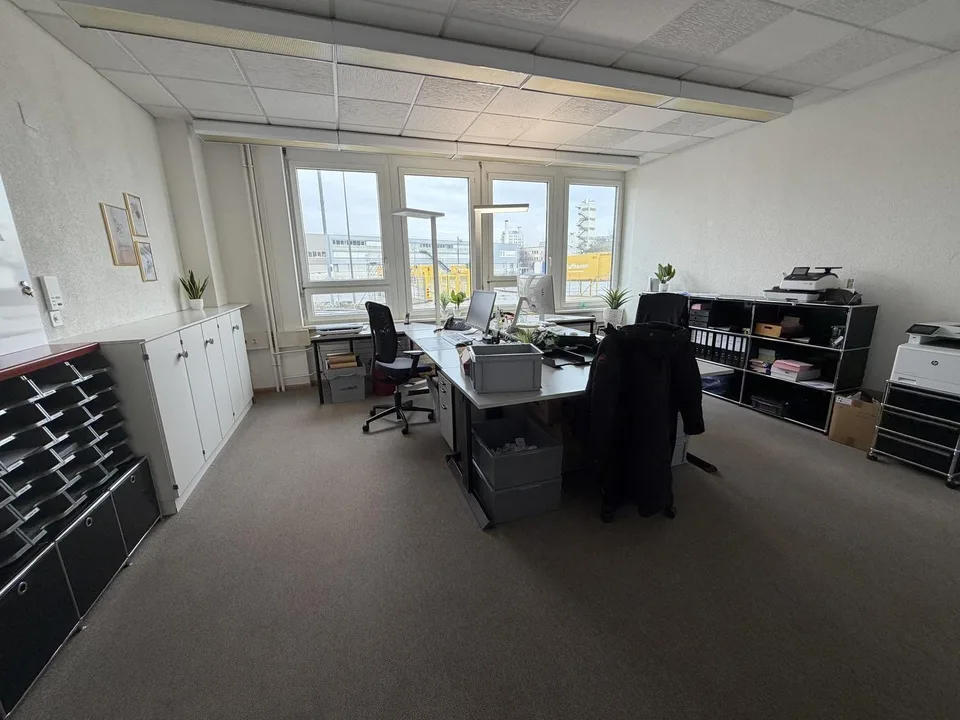 Repräsentatives Gewerbeobjekt mit Büro- und Lagerflächen an strateg...