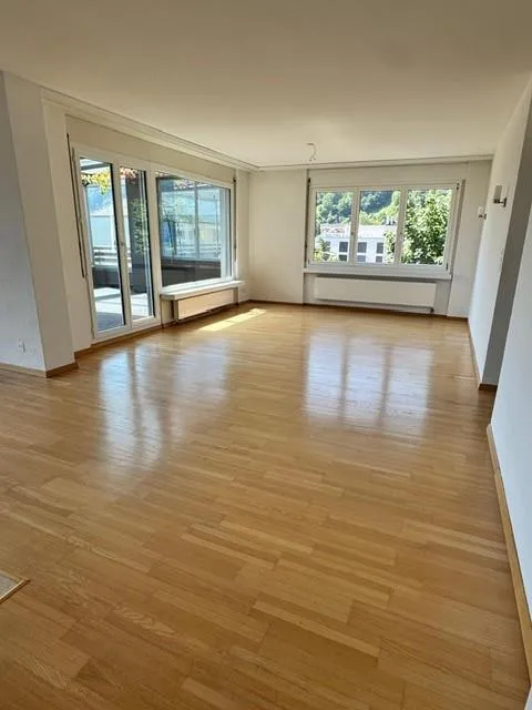 Zu vermieten in ruhigem Quartier helle 5.5 Zimmer Attikawohnung