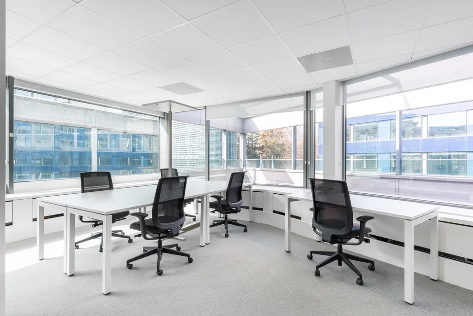 Bureau sur mesure pour 3 à Spaces Nations