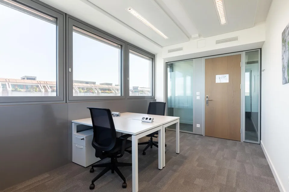 Bureau privé pour 3 à Regus Nations