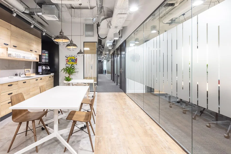 Privater Büroraum für 15 in Regus Main Station – Foto 7 von 11