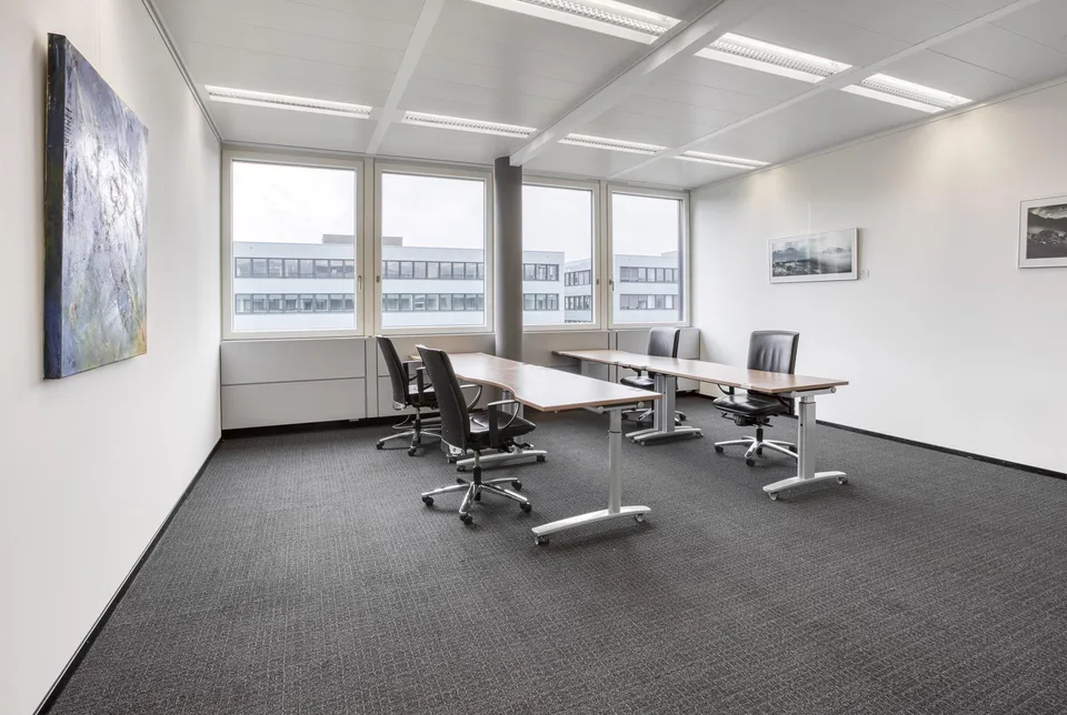 Privater Büroraum für 3 in Regus Dammstrasse