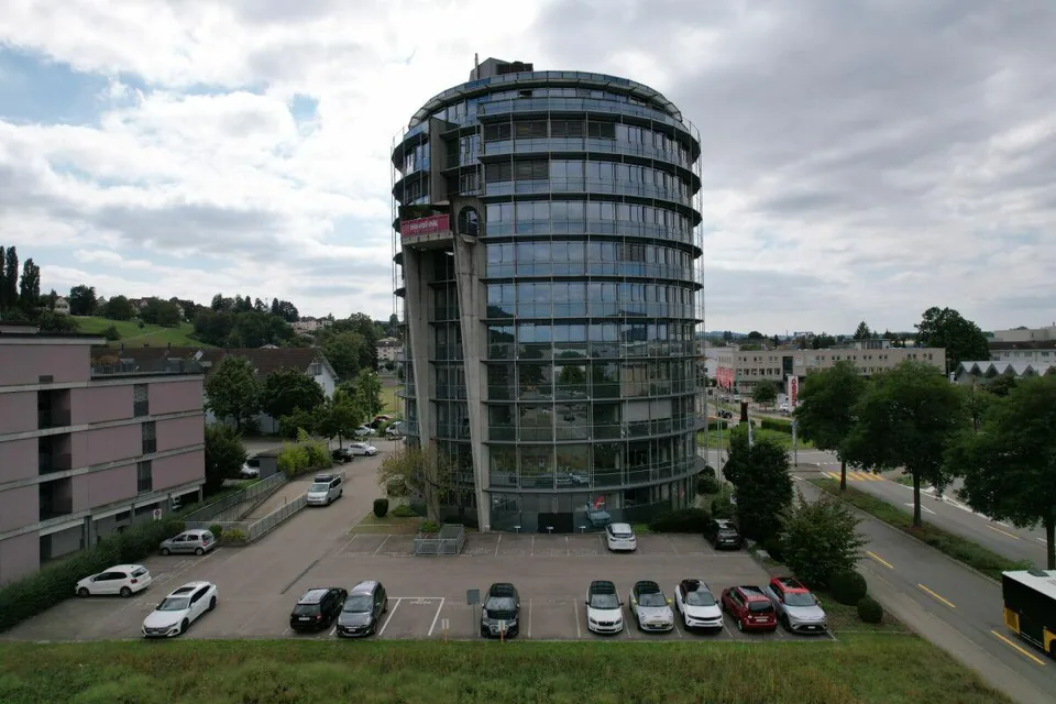 Business Tower / Ausgebaute Gewerbe-/Bürofläche im 2.OG