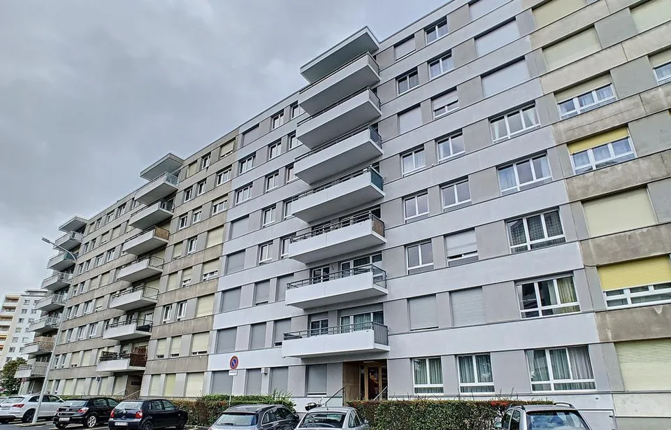 A LOUER PLACE DE PARC ABRI COUVERT