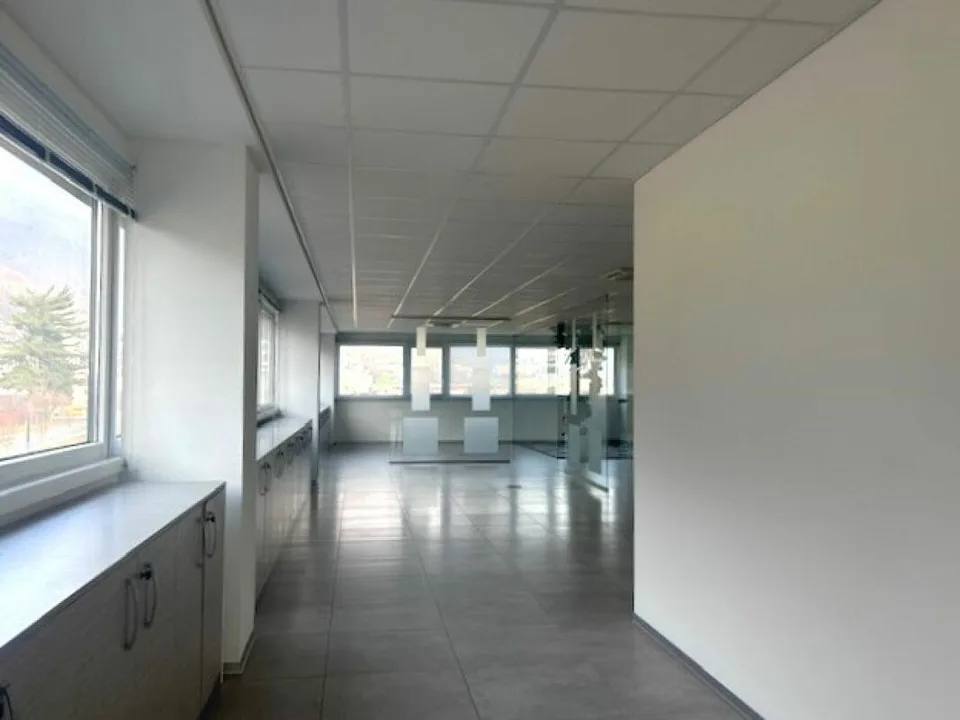 UFFICI E SPAZI COMMERCIALI IN MODERNO STABILE – foto 10 di 18