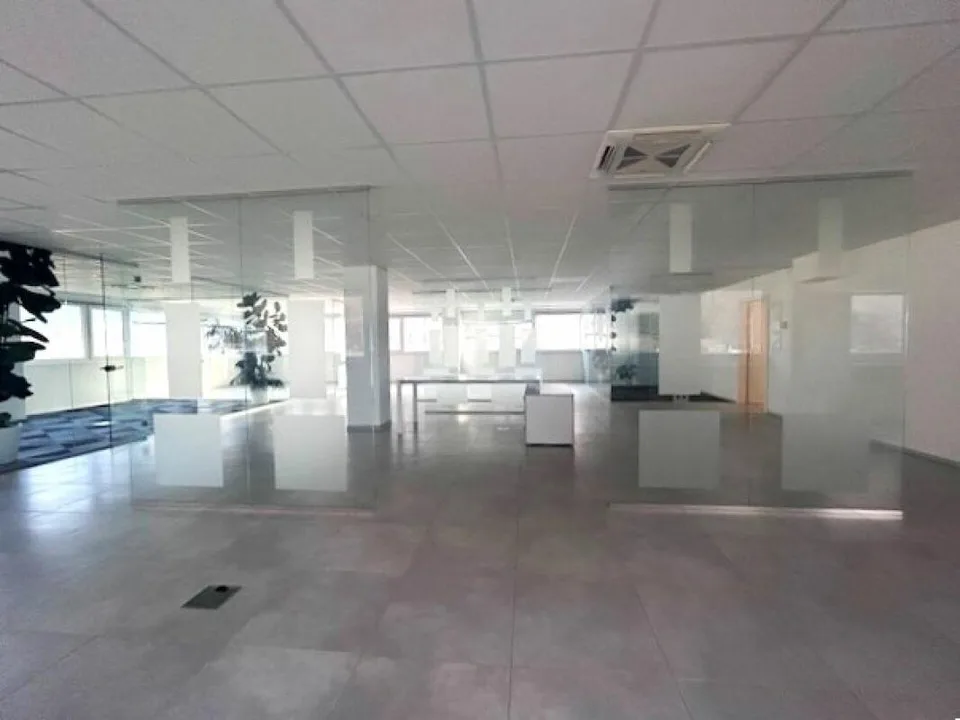 UFFICI E SPAZI COMMERCIALI IN MODERNO STABILE