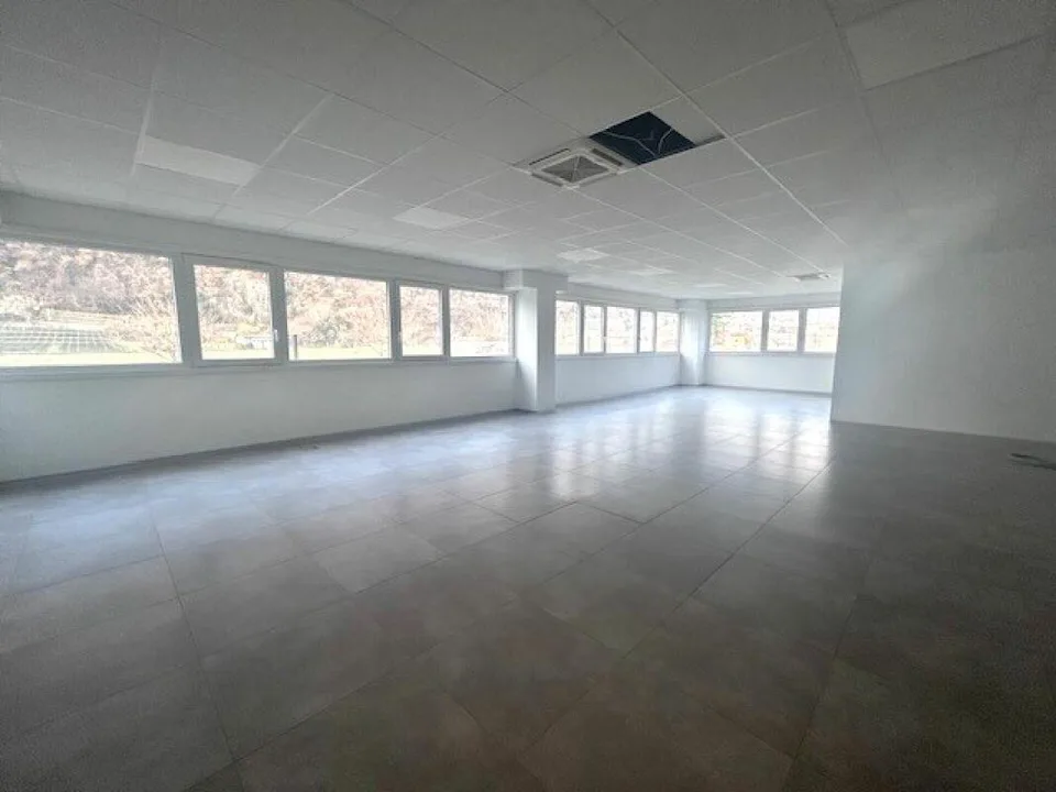 UFFICI E SPAZI COMMERCIALI IN MODERNO STABILE