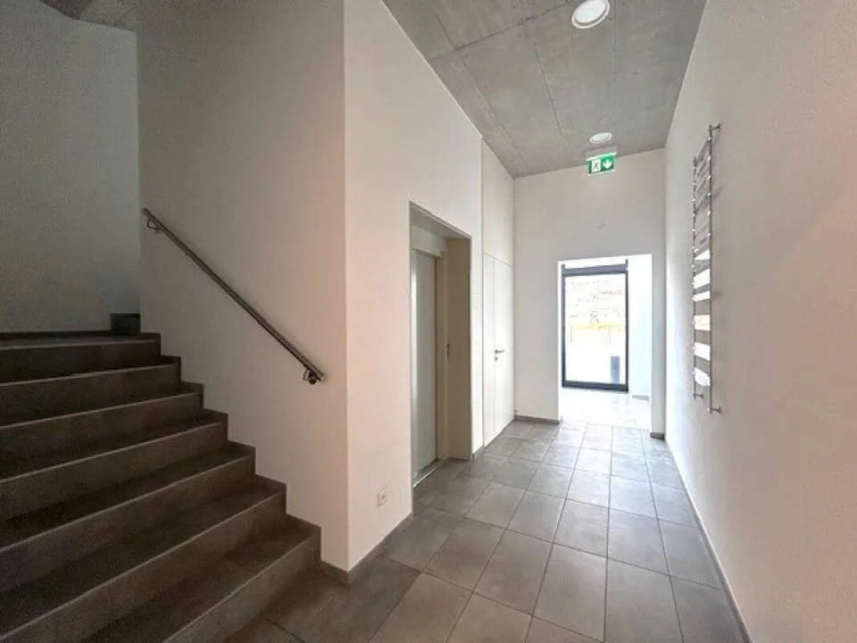 UFFICI E SPAZI COMMERCIALI IN MODERNO STABILE