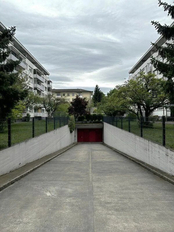 Motorradeinstellhallenplatz nahe Gartenbad Bachgraben